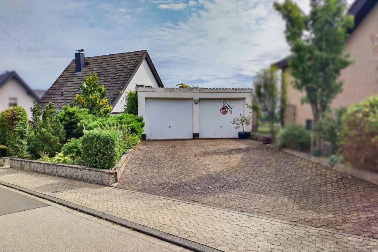 Straßenansicht Doppelgarage rechts