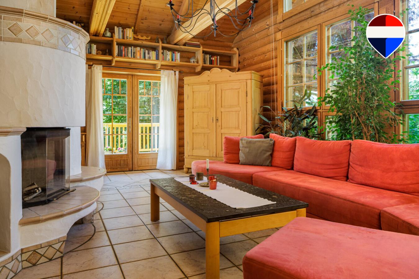 Der Wohnbereich mit Kamin und Zugang zum Balkon