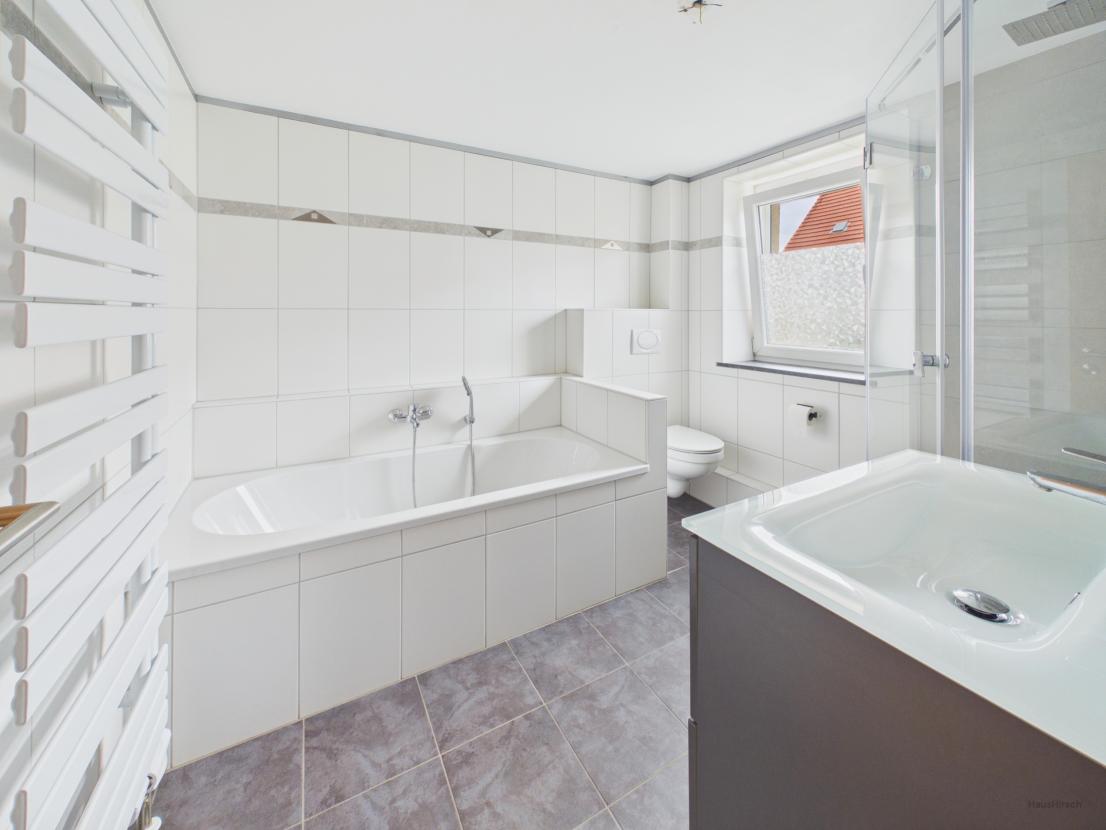 Bad mit Dusche und Wanne
