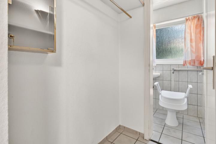 Garderobe mit Zugang zum WV