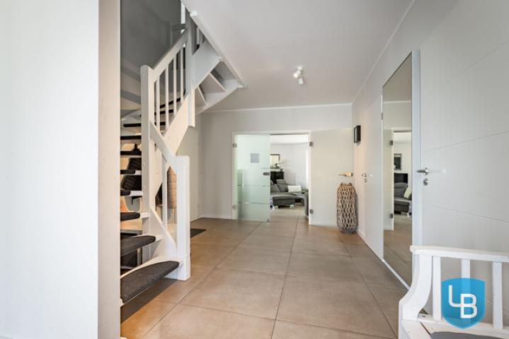 Flur mit offener Treppe