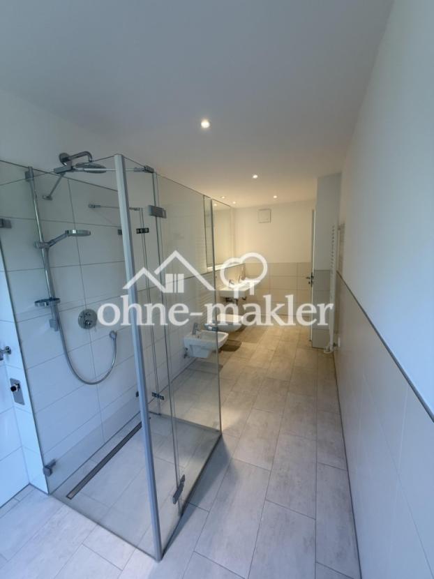 Bad mit Dusche, Bidet, WC