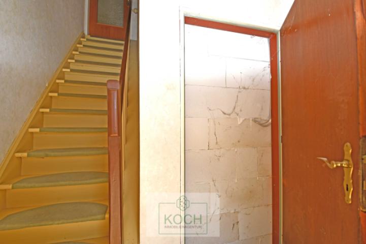 Treppe-zum-DG-und-Tür-zum-EG