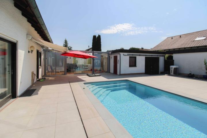Pool mit Blick auf Wintergarten