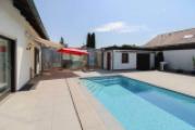 Pool mit Blick auf Wintergarten