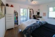 Schlafzimmer mit Zugang zum Balkon