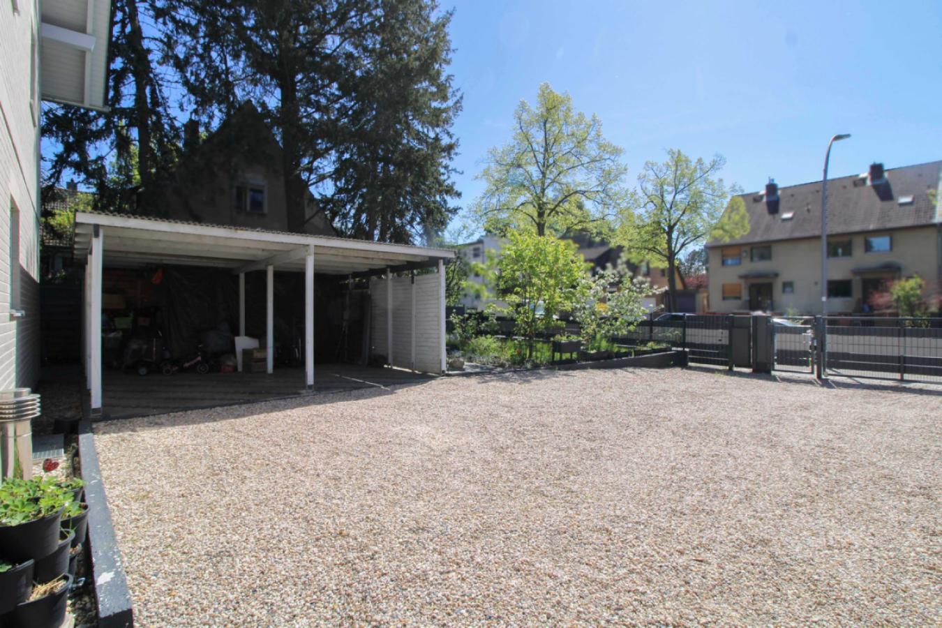 Carport und Vorgarten