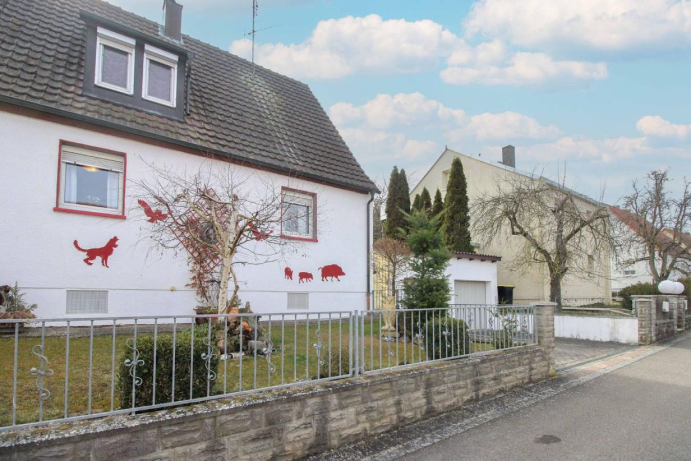 Hausansicht seite mit Garten