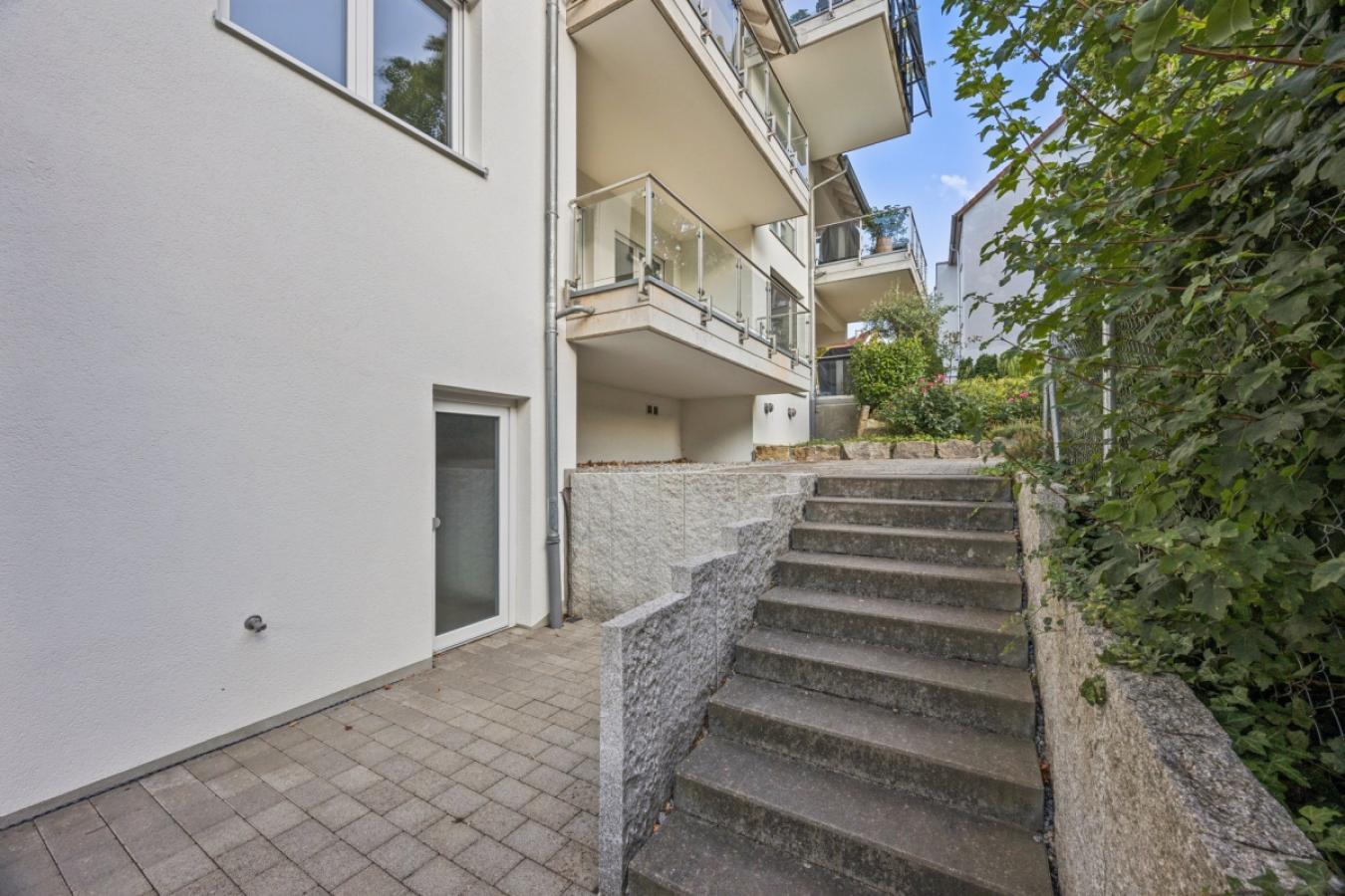 Gebäuderückseite mit Zugang zum Balkon