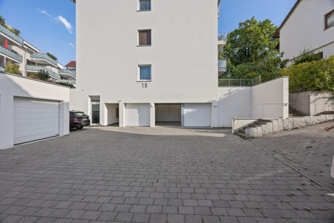 Eingangsbereich / mittlere Garage zugehörig