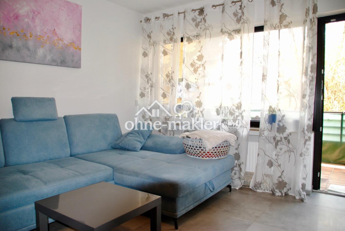 Wohnzimmer mit Balkon