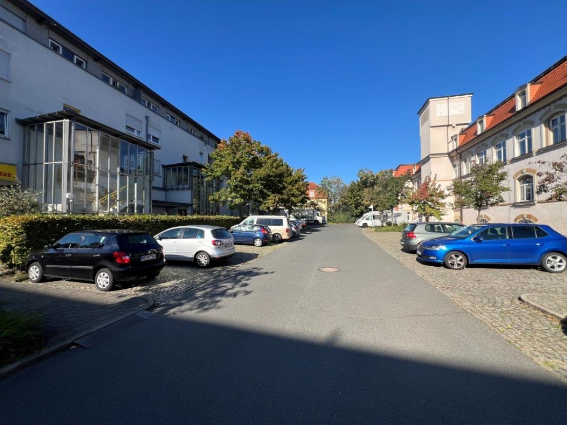 Hof mit Parkplätzen