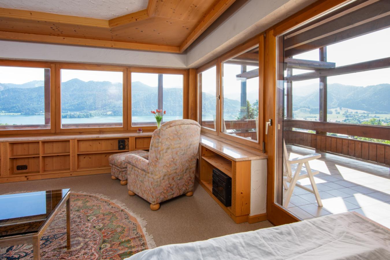 Wohnzimmer mit überdachter Loggia