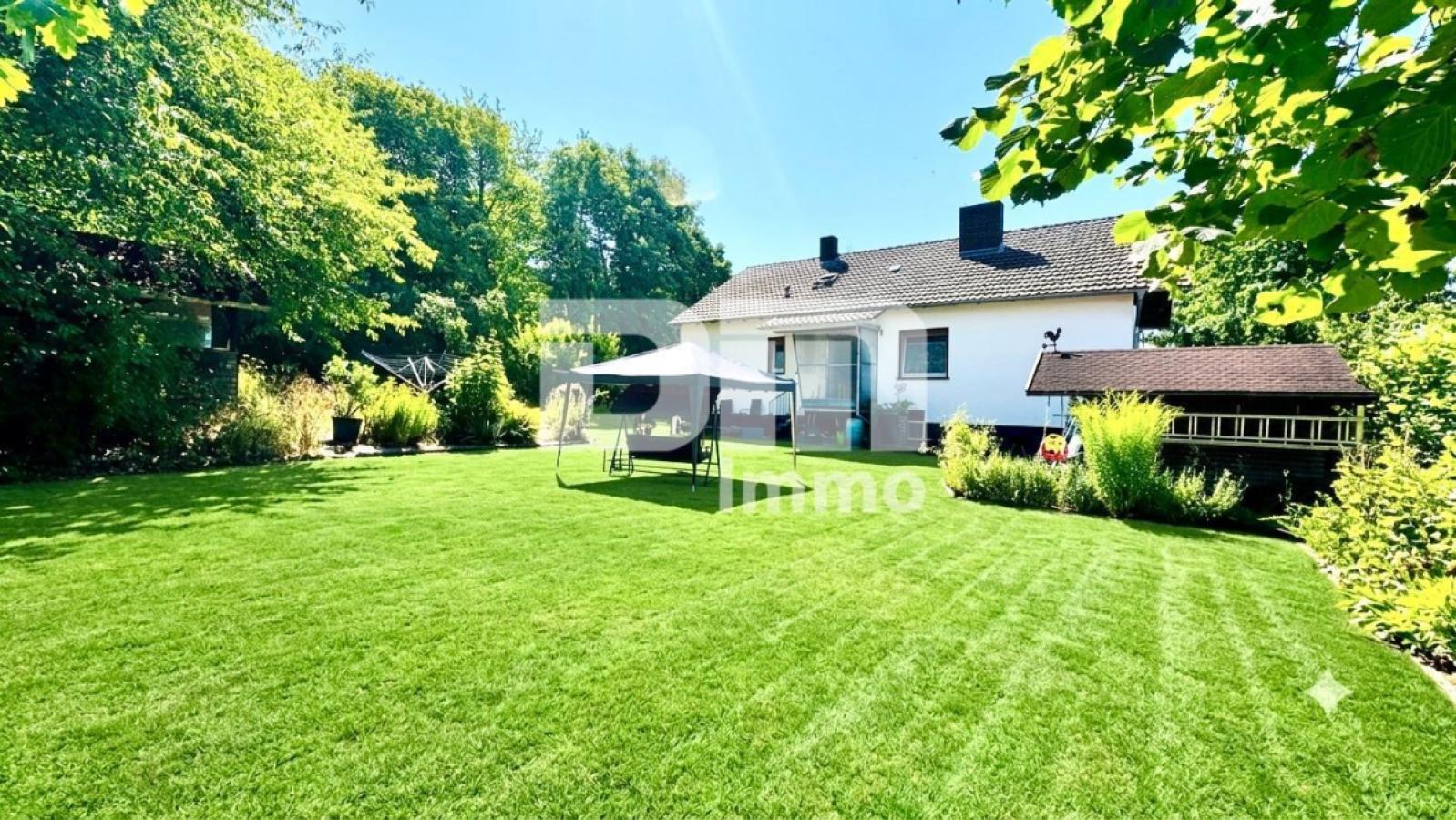 Großer Gartenbereich KI optimiert