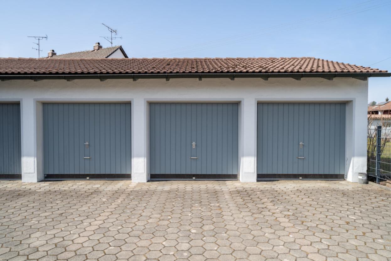 rechte Garage/Garagenhof