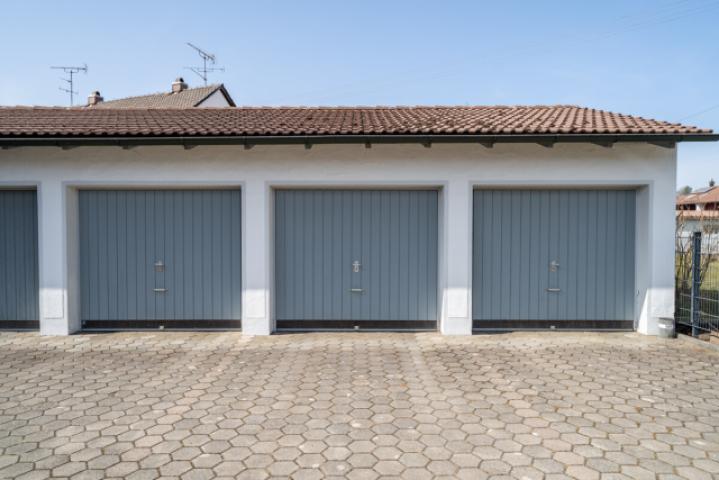 rechte Garage/Garagenhof