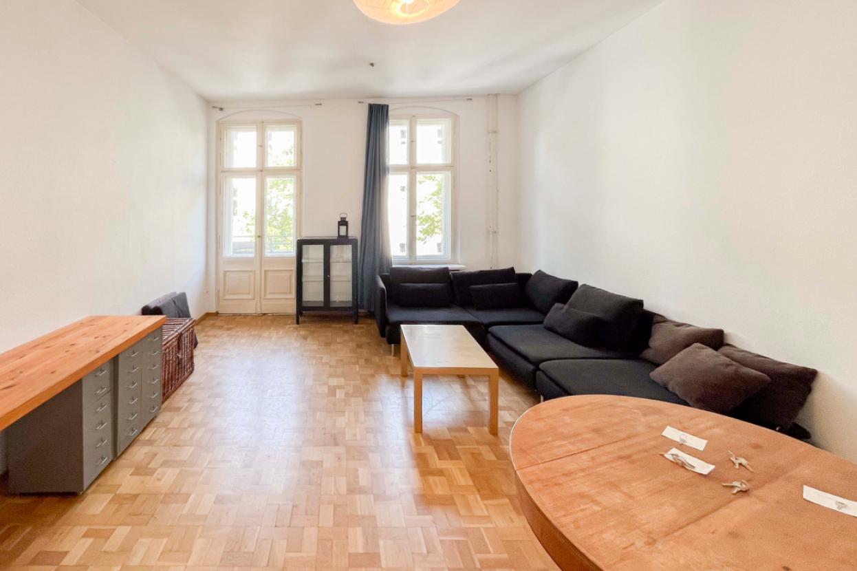 Wohnzimmer mit Balkon