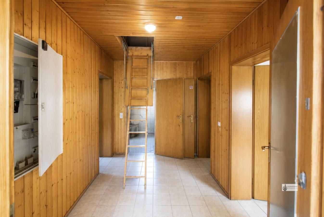Holzgetäfelter Flur mit Dachbodenleiter