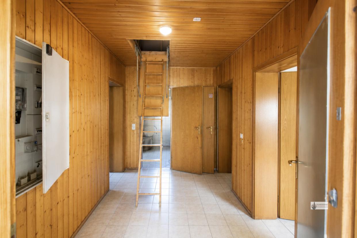 Holzgetäfelter Flur mit Dachbodenleiter