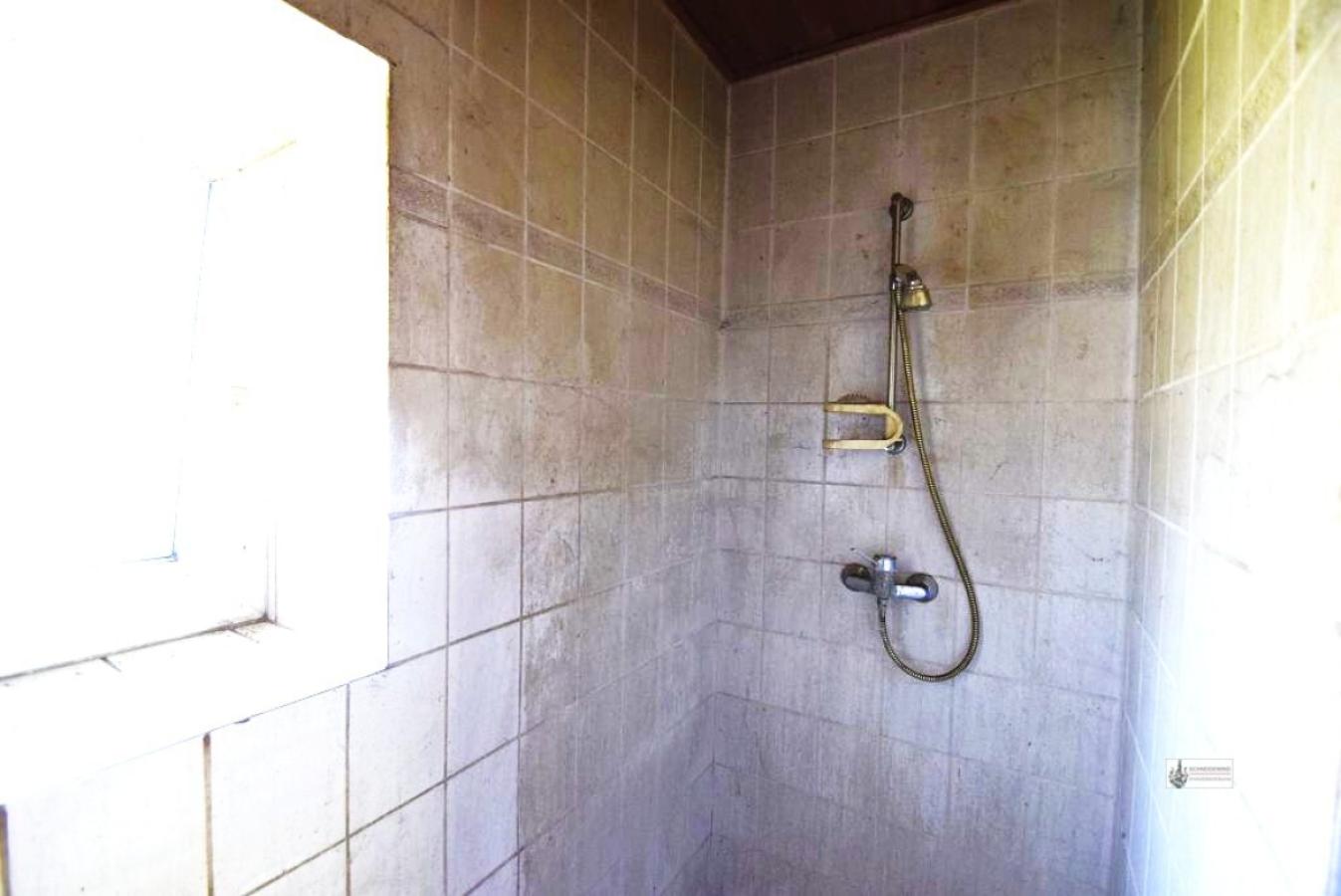 Dusche neben dem Fenster