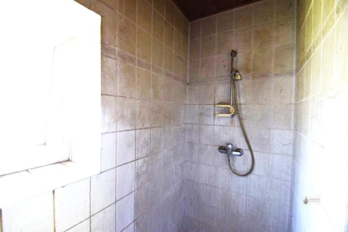Dusche neben dem Fenster