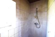 Dusche neben dem Fenster