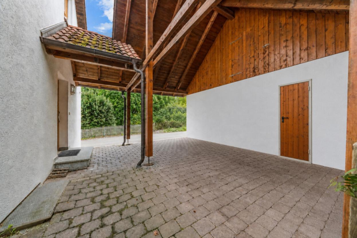 Carport mit Zugang zum Haus
