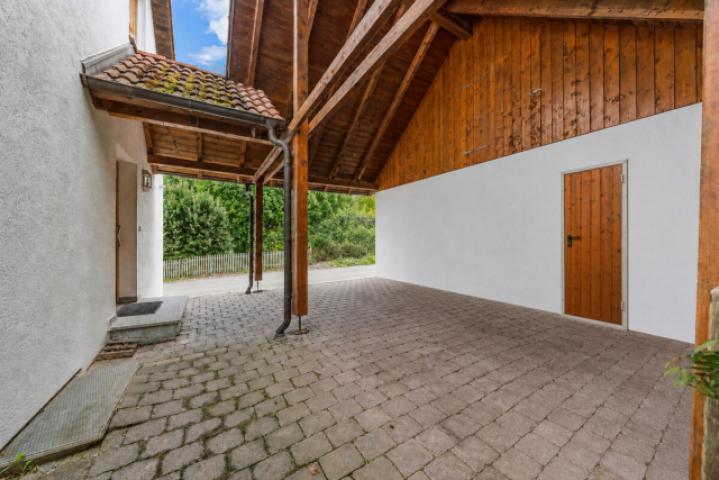 Carport mit Zugang zum Haus