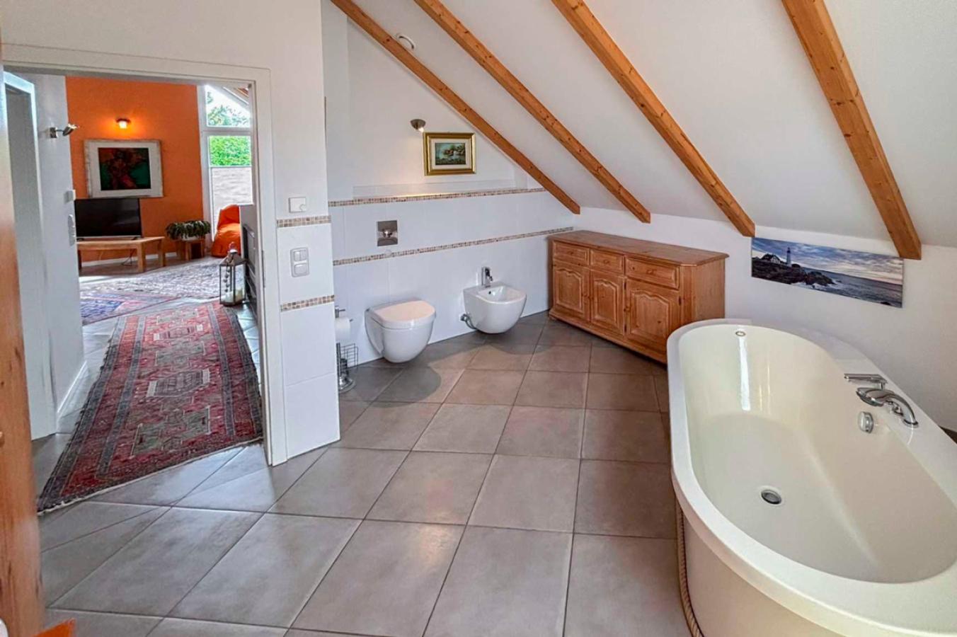 Badezimmer mit freistehender Wanne