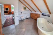Badezimmer mit freistehender Wanne