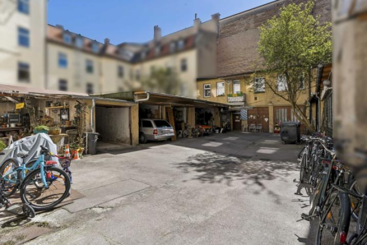 Hinterhof mit Garagen