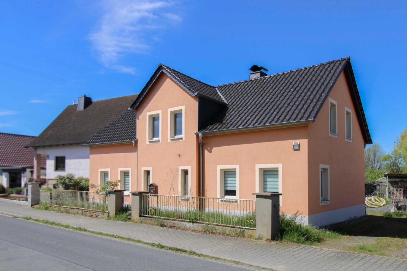 Hausansicht mit Einfahrt-vorn