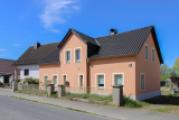 Hausansicht mit Einfahrt-vorn