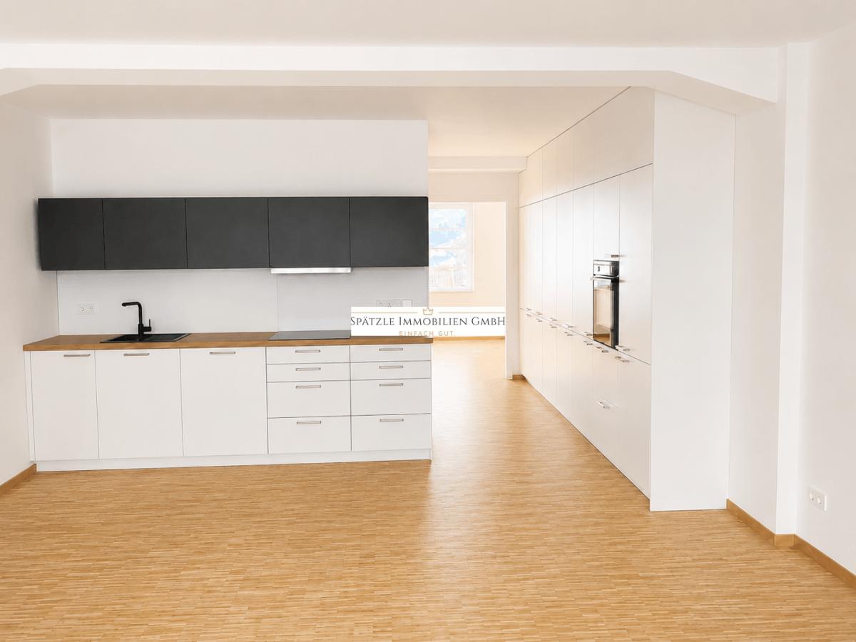 Wohnzimmer mit Küchenzeile und Einbauschrank (KI bearbeitet)