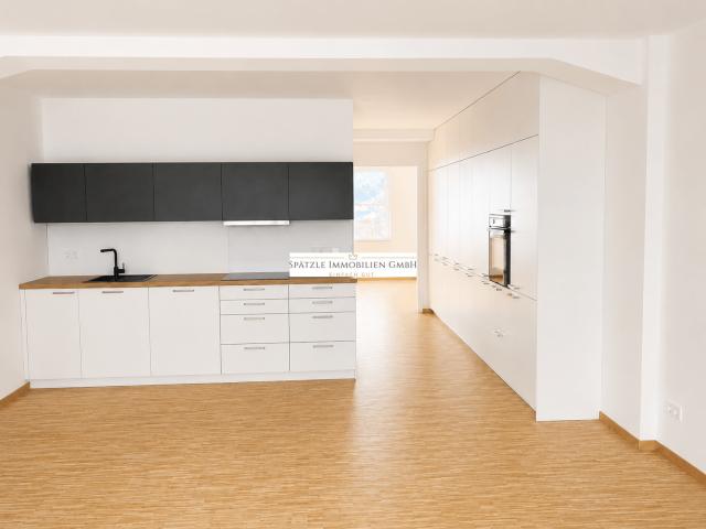 Wohnzimmer mit Küchenzeile und Einbauschrank (KI bearbeitet)