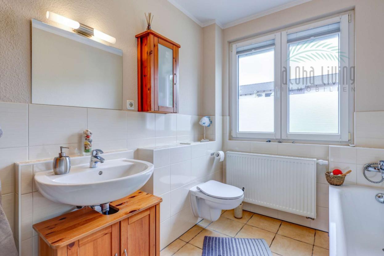 Bathroom (upper floor)