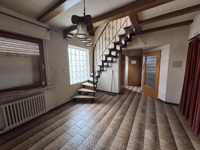 OG: Diele mit Treppe zum DG