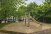 Spielplatz neben dem Gebäude