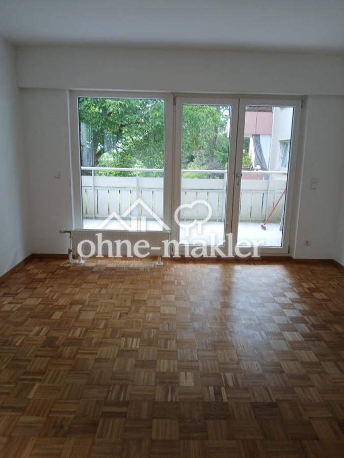 Wohnzimmer mit Balkon
