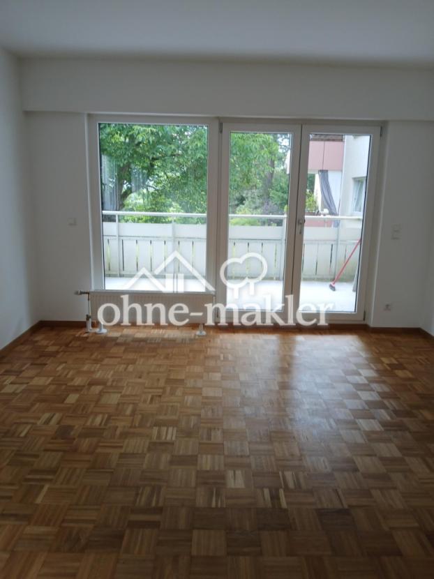Wohnzimmer mit Balkon