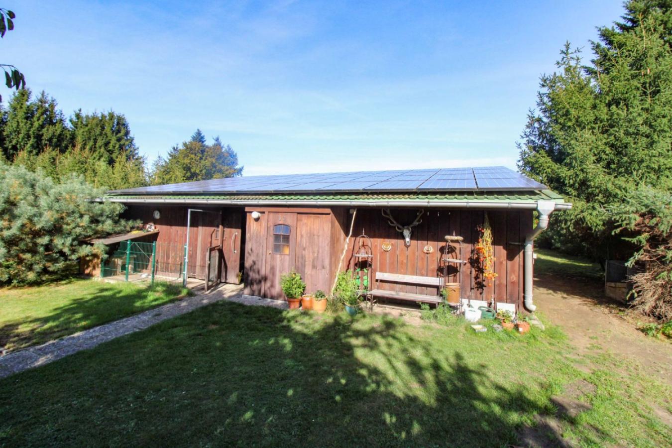 Schuppen mit PV Anlage