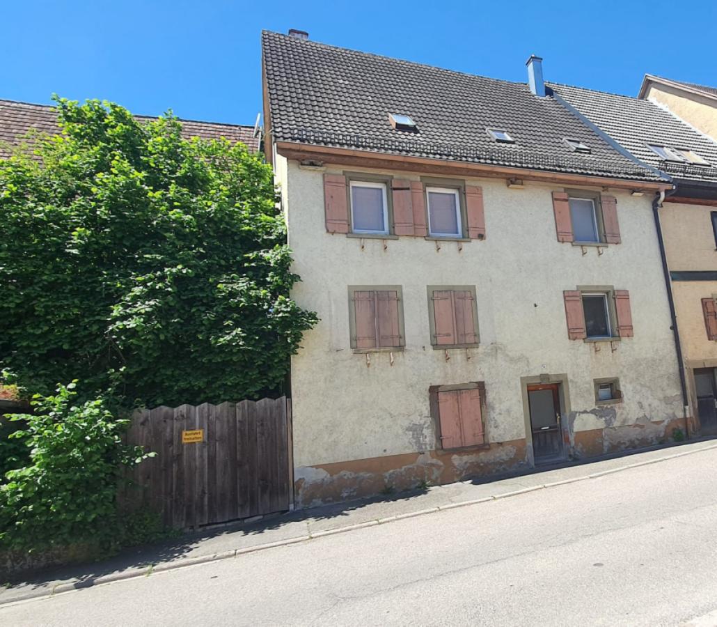 Hausansicht von Straßenseite
