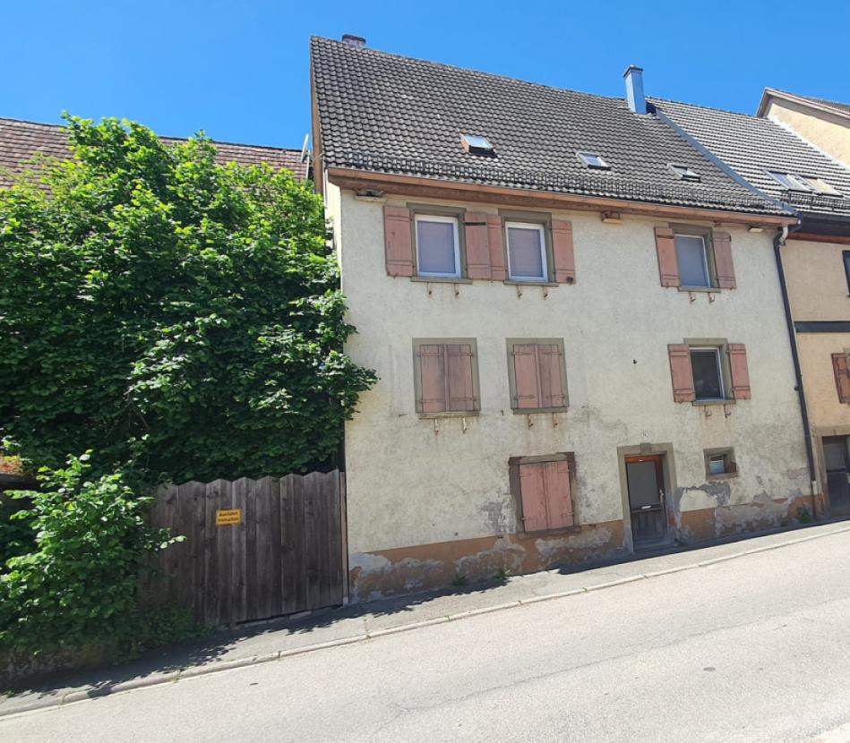 Hausansicht von Straßenseite