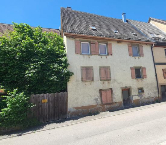 Hausansicht von Straßenseite