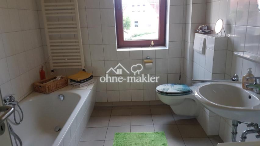 Bad 1. OG m. Wanne u. Dusche