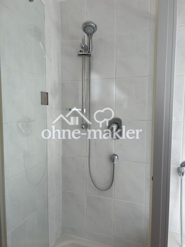 Badezimmer mit Dusche