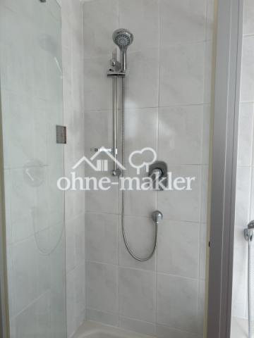 Badezimmer mit Dusche