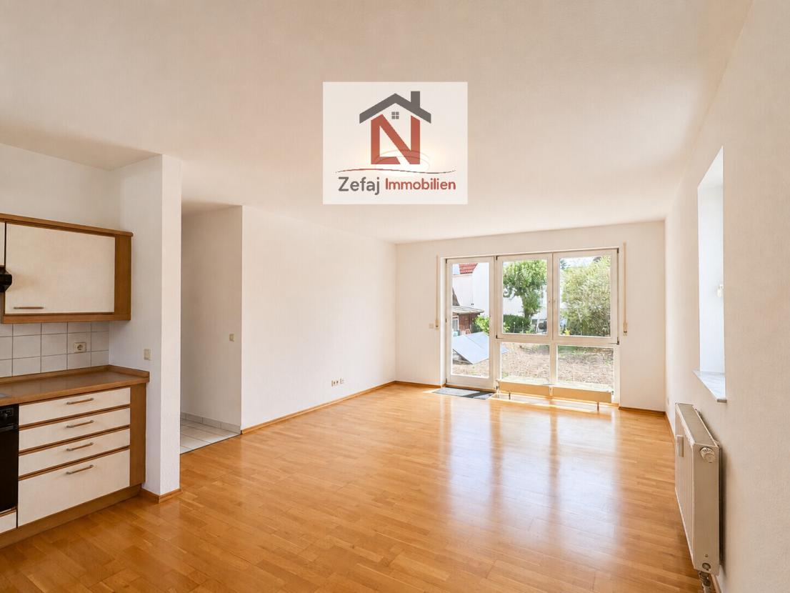 Großzügiger Wohnbereich mit Terrassenzugang