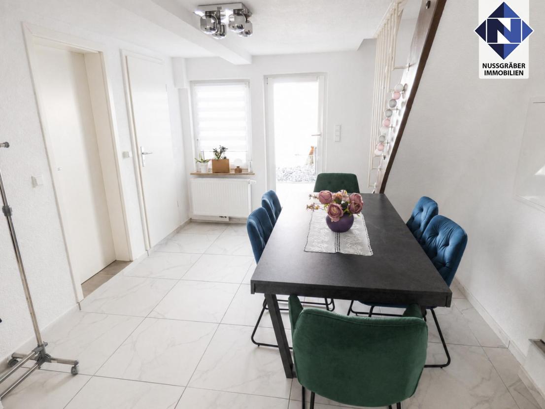 Esszimmer mit Ausgang zur Terrasse