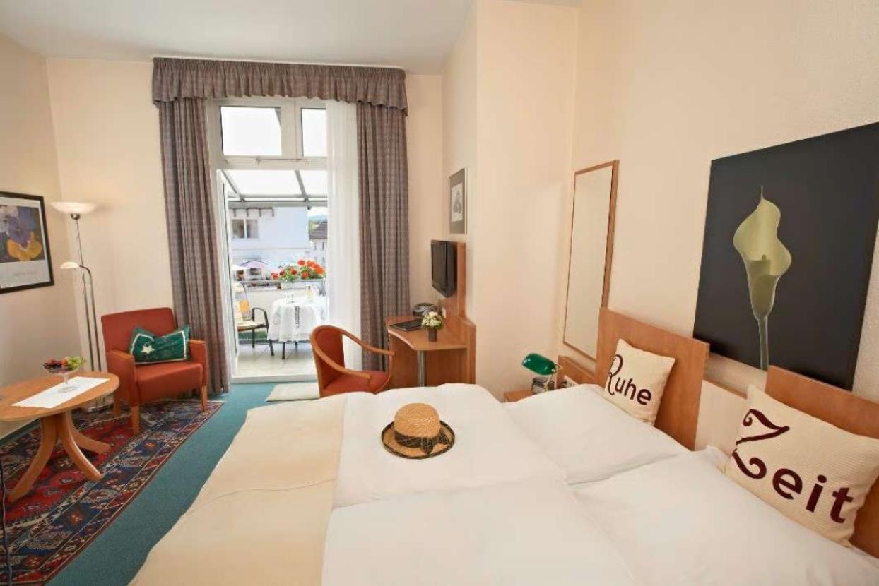 Schlafzimmer mit Balkon zum Garten